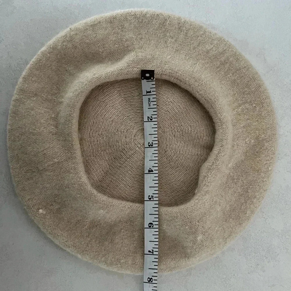 Cream coloured  Beret/ Part Wool/ Winter/ Fall - Picture 7 of 8